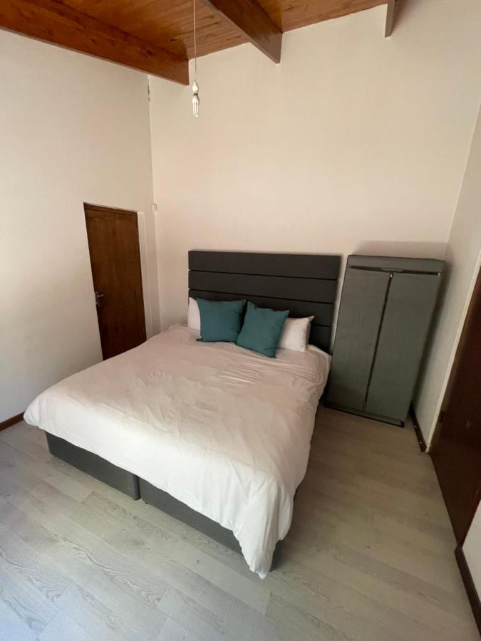 Bo-Kaap Queen Room with High Ceilings & Light Floors - 2