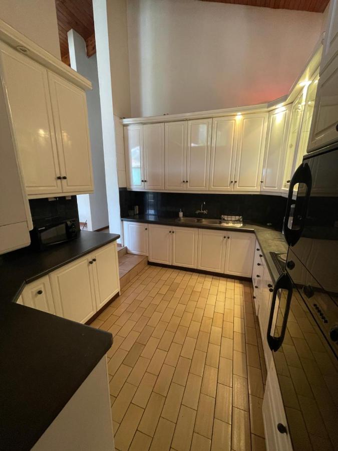 Bo-Kaap Queen Room with High Ceilings & Light Floors - 4