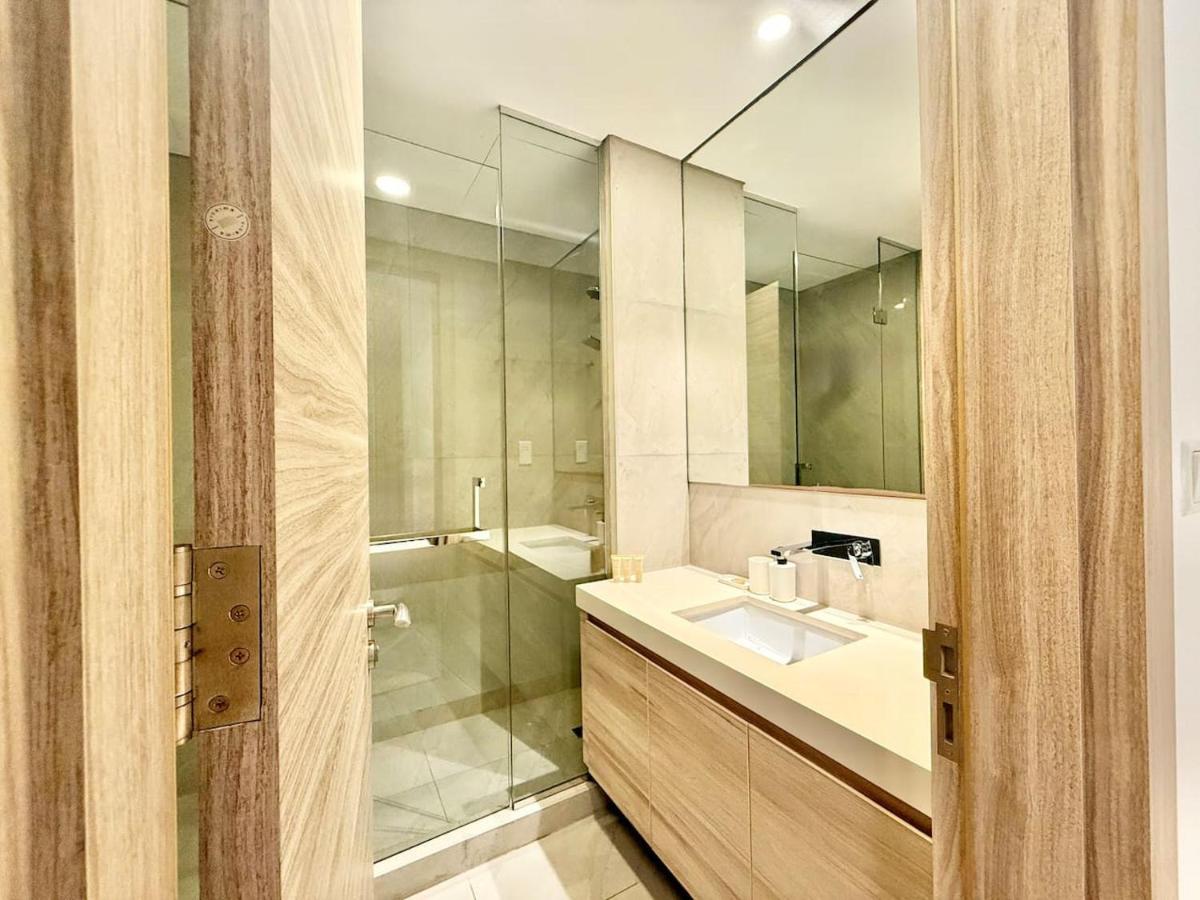 High-Floor 1BR with Burj Khalifa View SOL BAY - 3