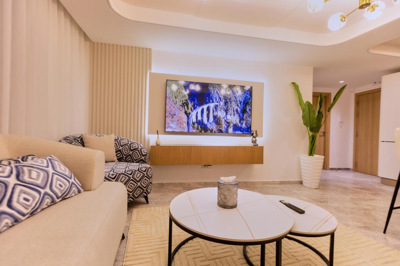 Luxury Apartment View Tower Residence , Private Parking , Steps to Beach and Train station
