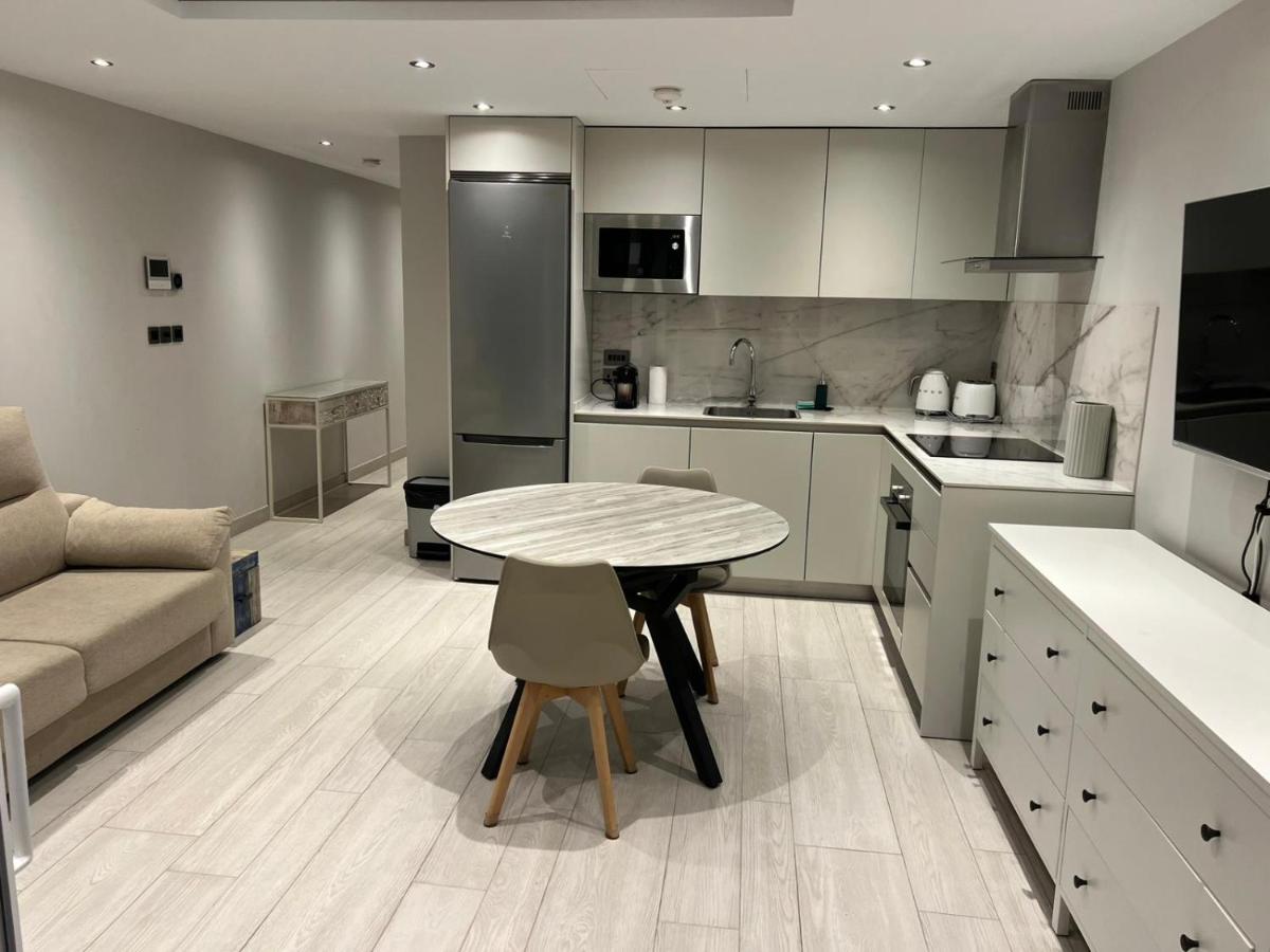 Luxury Marina Apartment, Pool, Views & Prime Location