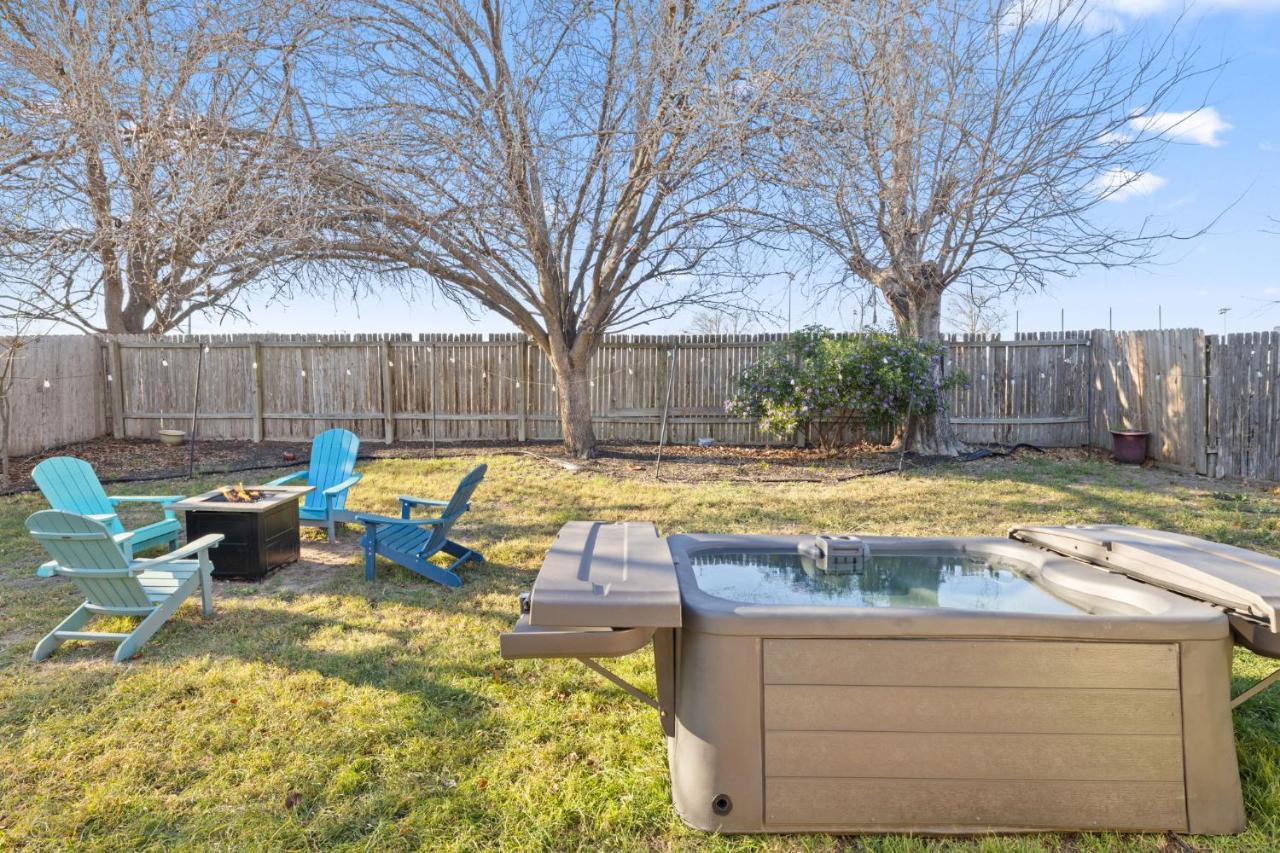 Luxury Austin Retreat I Hot Tub I Fireplace 4BR - 4