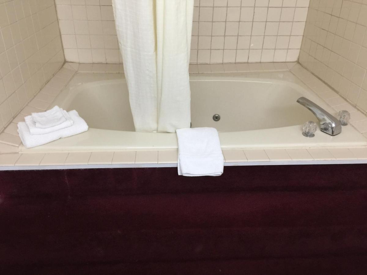 Royal Inn & Suites — photo 7