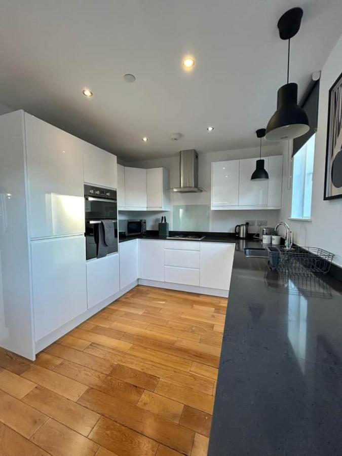 Split Level 3 Bedroom Top Floor Flat - 4