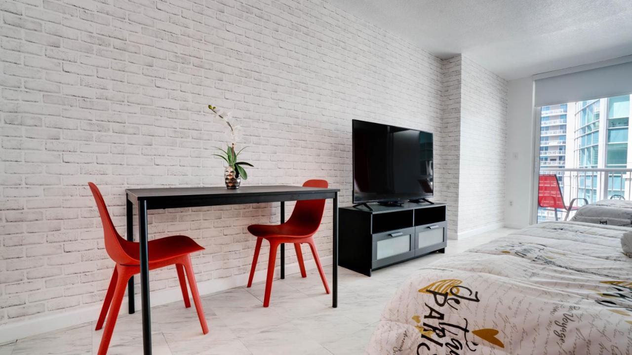 Stylish Studio with Free Parking and Skyline Views - 4