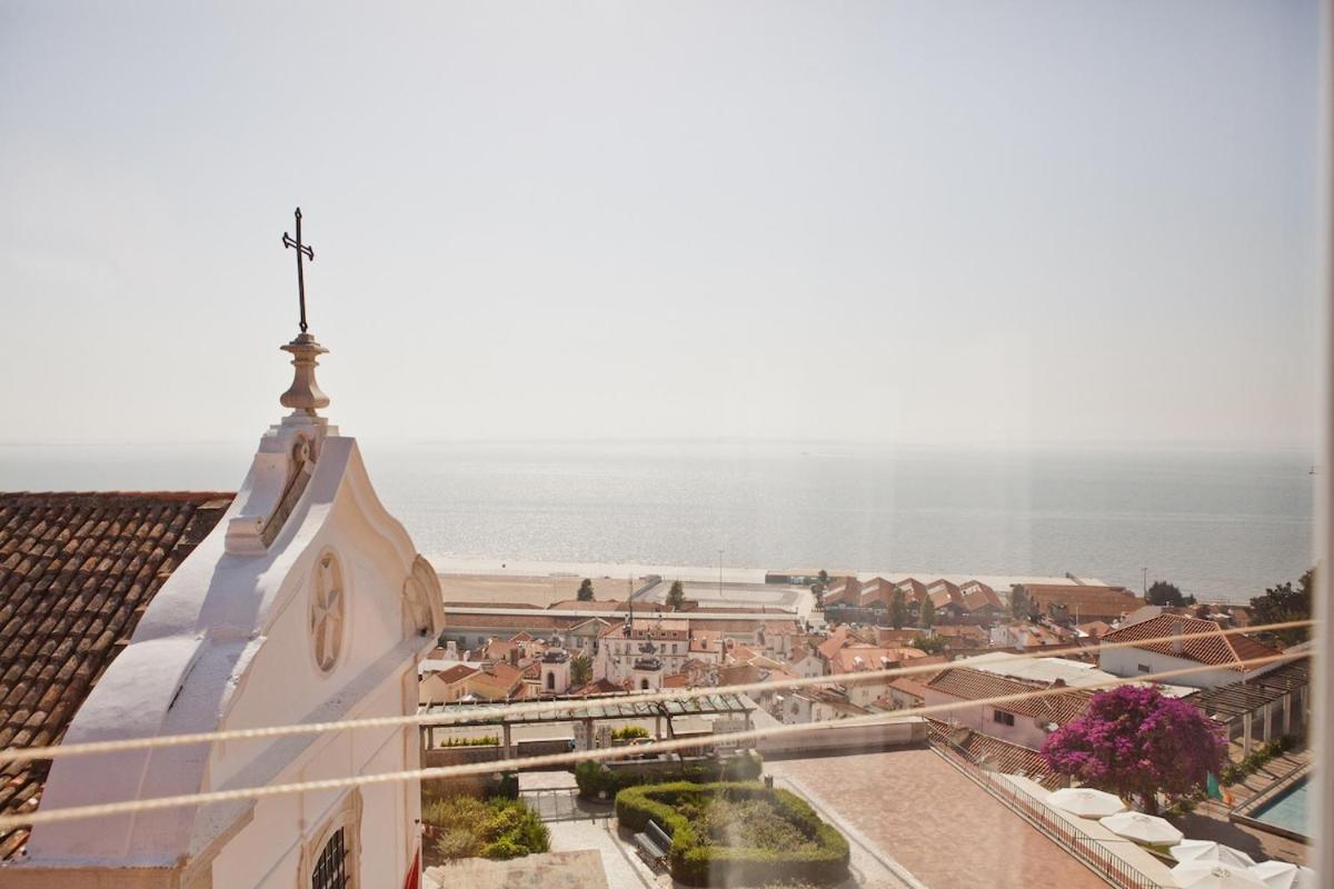 Tram 28 apartment with Perfect View over Alfama