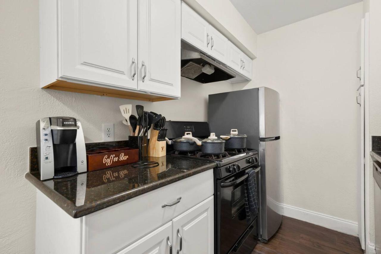 Modern 1BR Apartment | Fast Wi-Fi | Great Location - 3