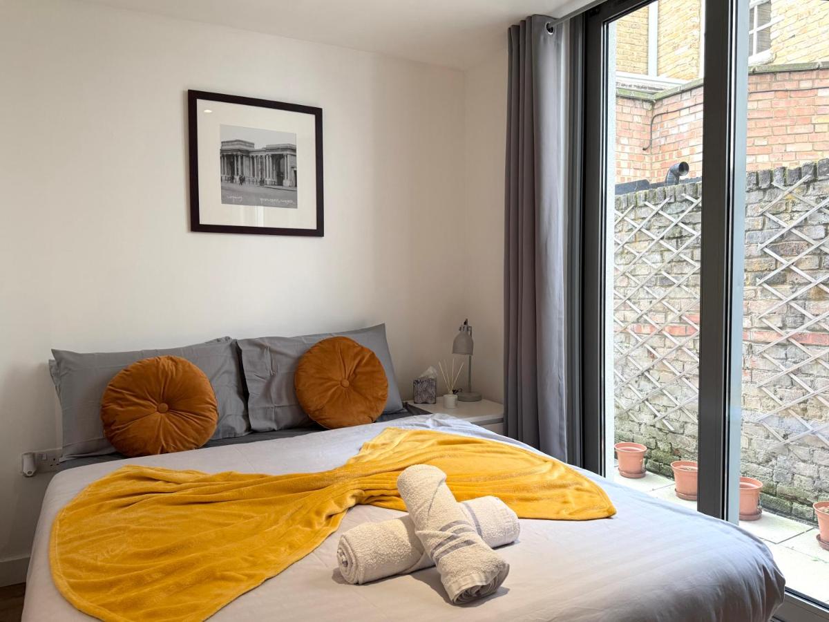 Central Brick Lane 2 Bedroom Flat - Private Patio - 2