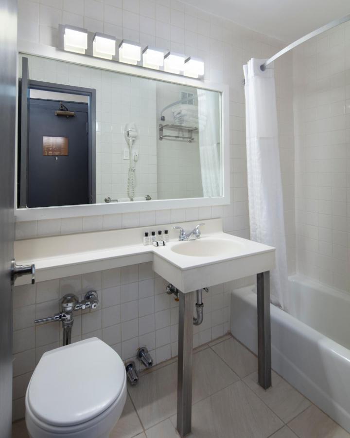 Ramada by Wyndham Jersey City - 3