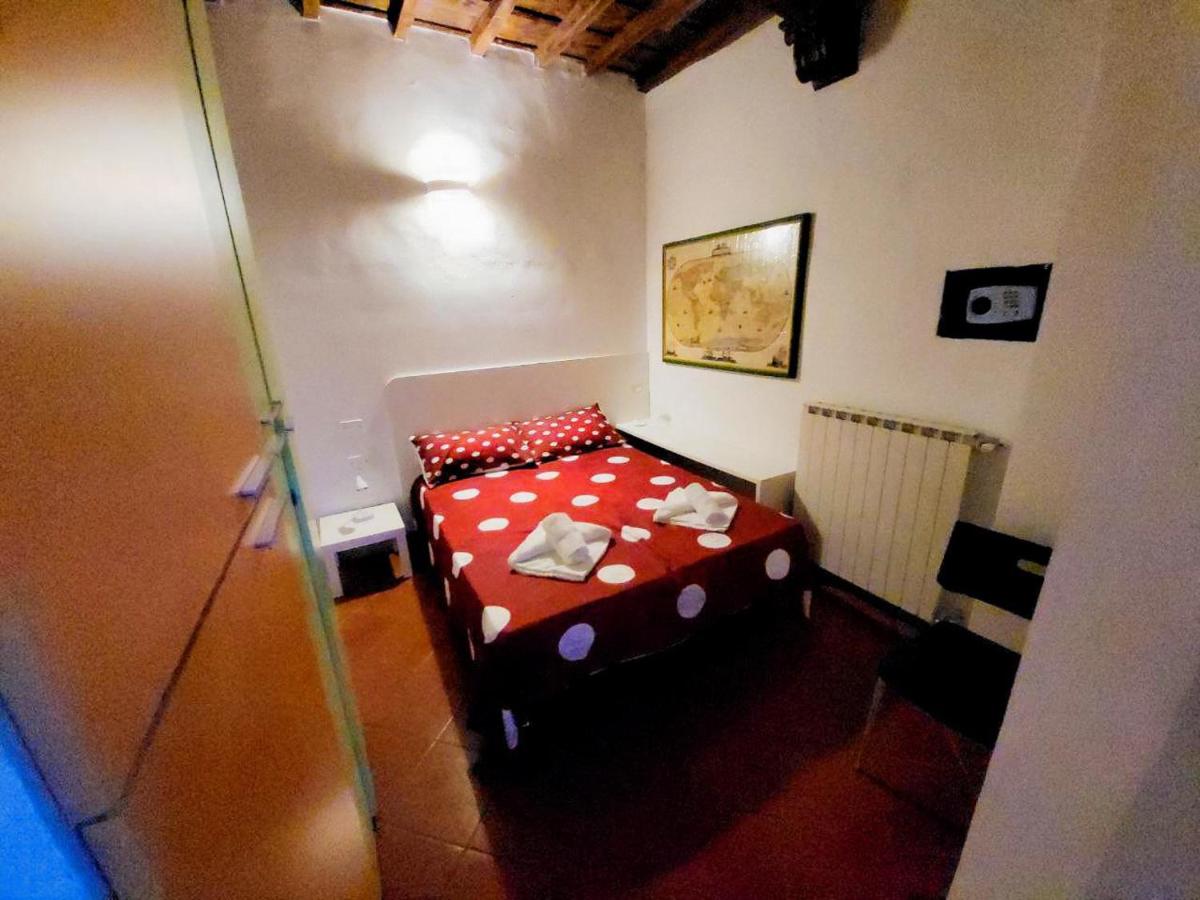 Twin Room ands Private Bath Central Florence - 4