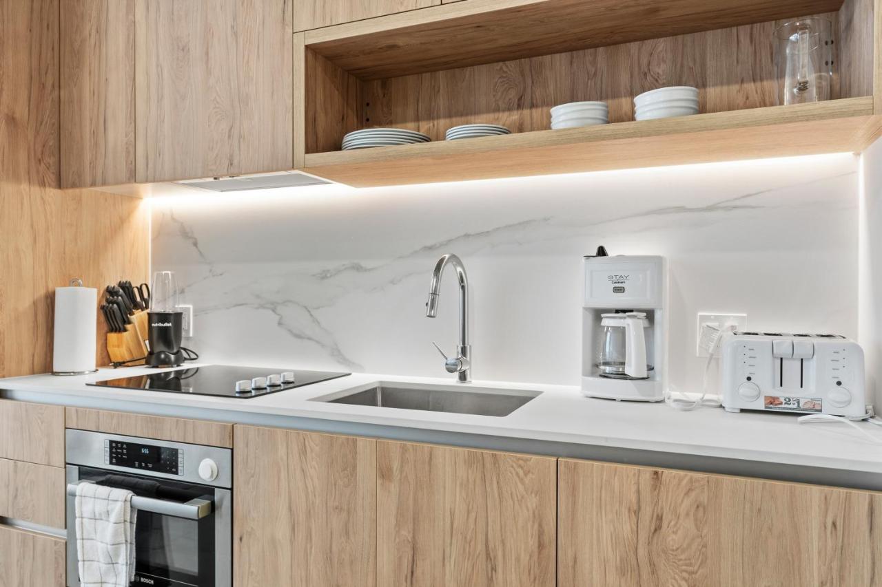 Central Downtown Condo with Pool and Gym - 4