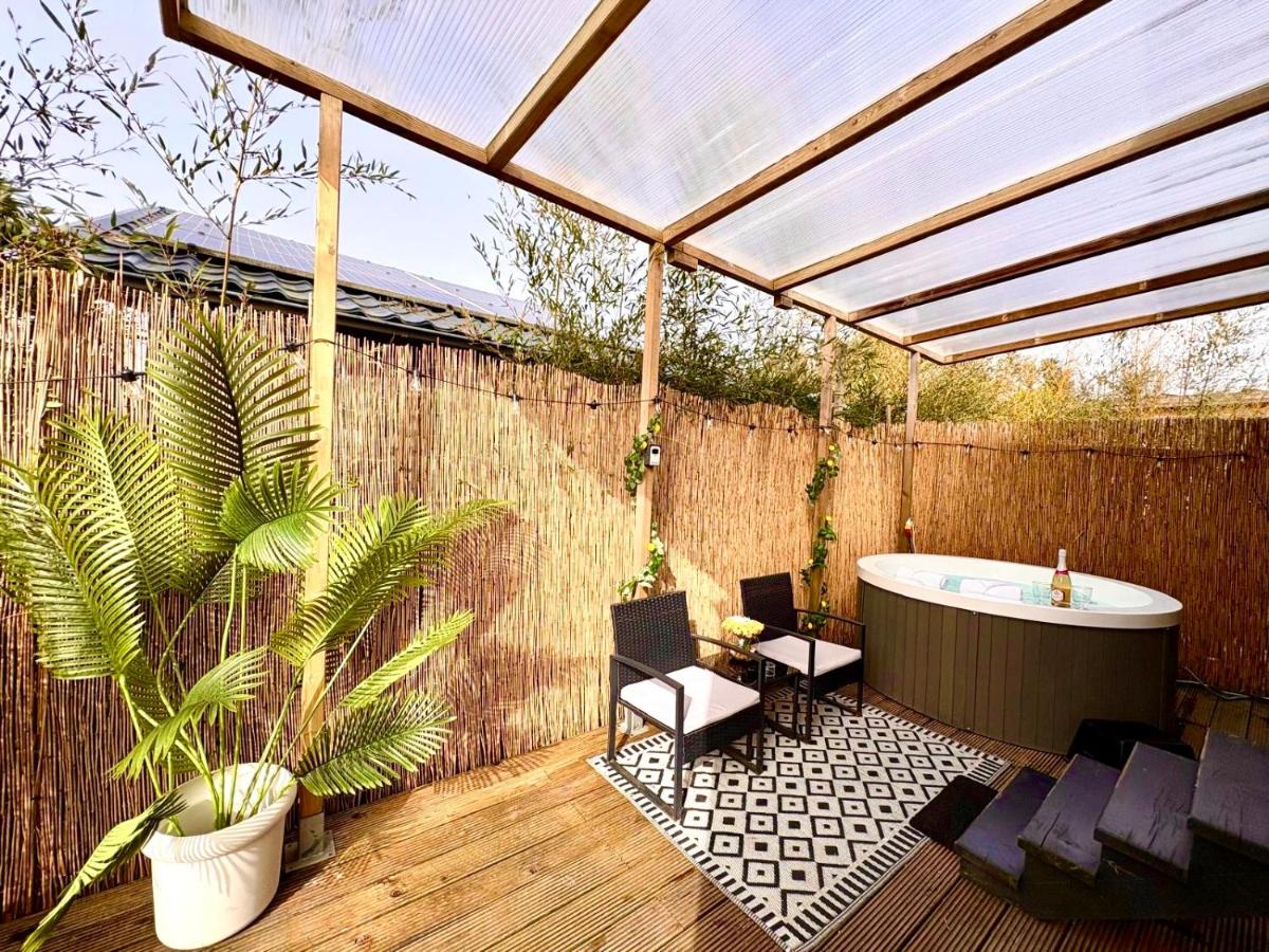 Cozy tiny house with jacuzzi , garden and free parking near Amsterdam - 4