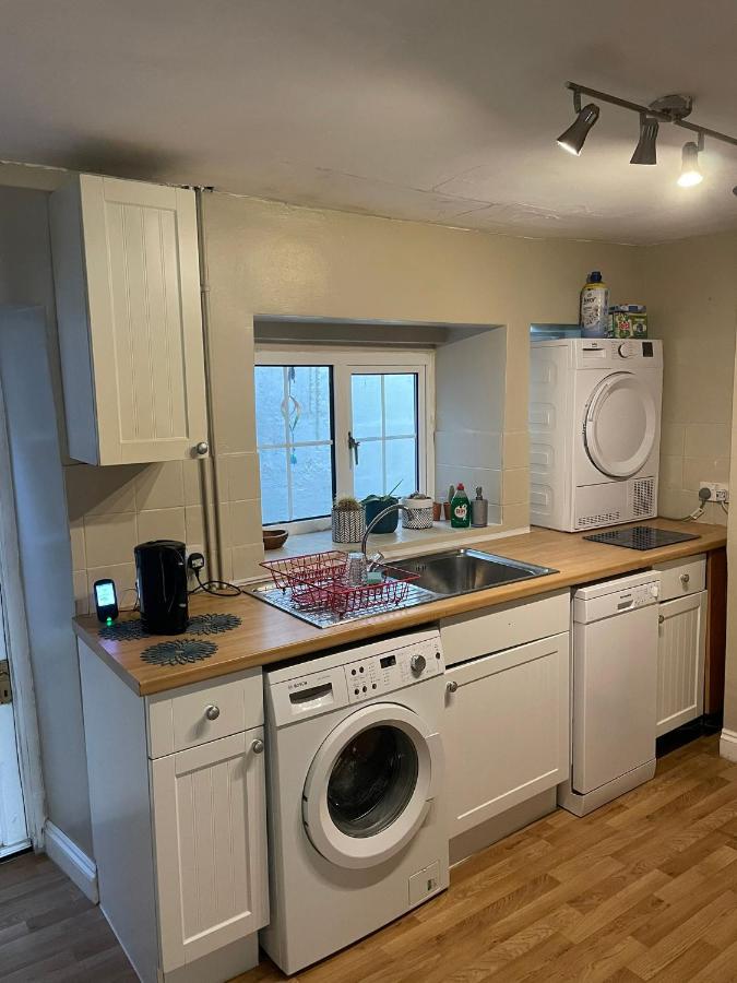 Cosy 2-Bed House City Centre - 4