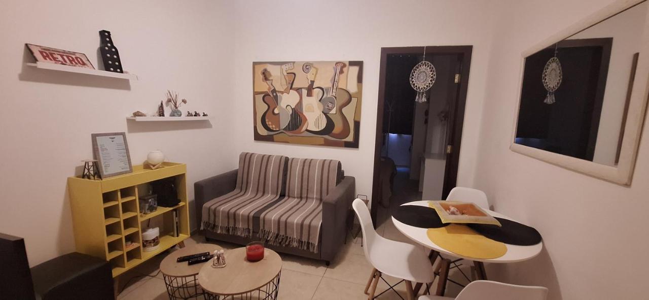 SCR- Copacabana- Lindo Apartamento no Posto 2 na Quadra da Praia