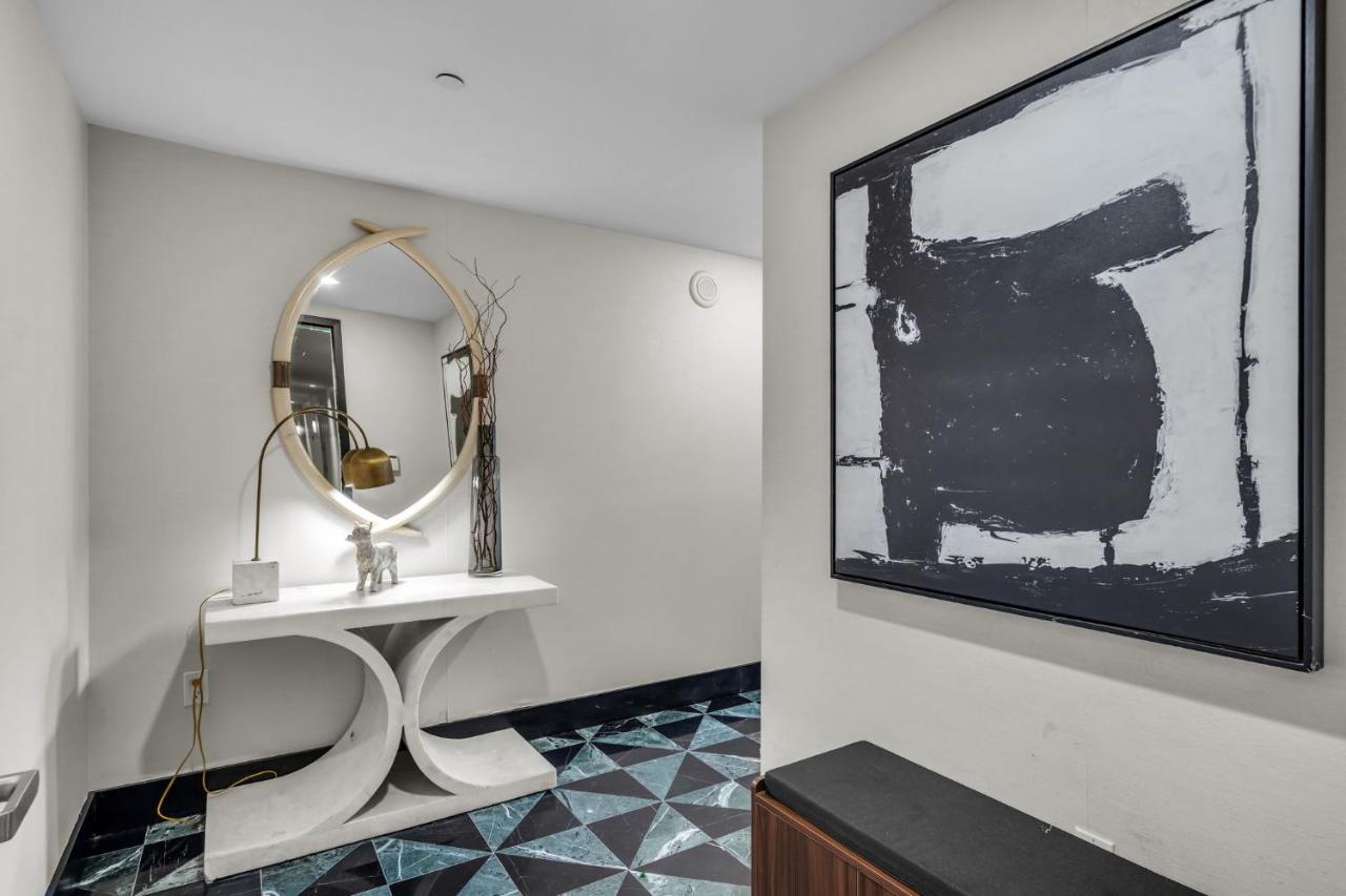 Sky-High Water Views at Icon Brickell - 4