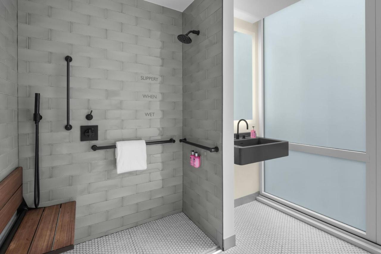 Moxy NYC Downtown - 3