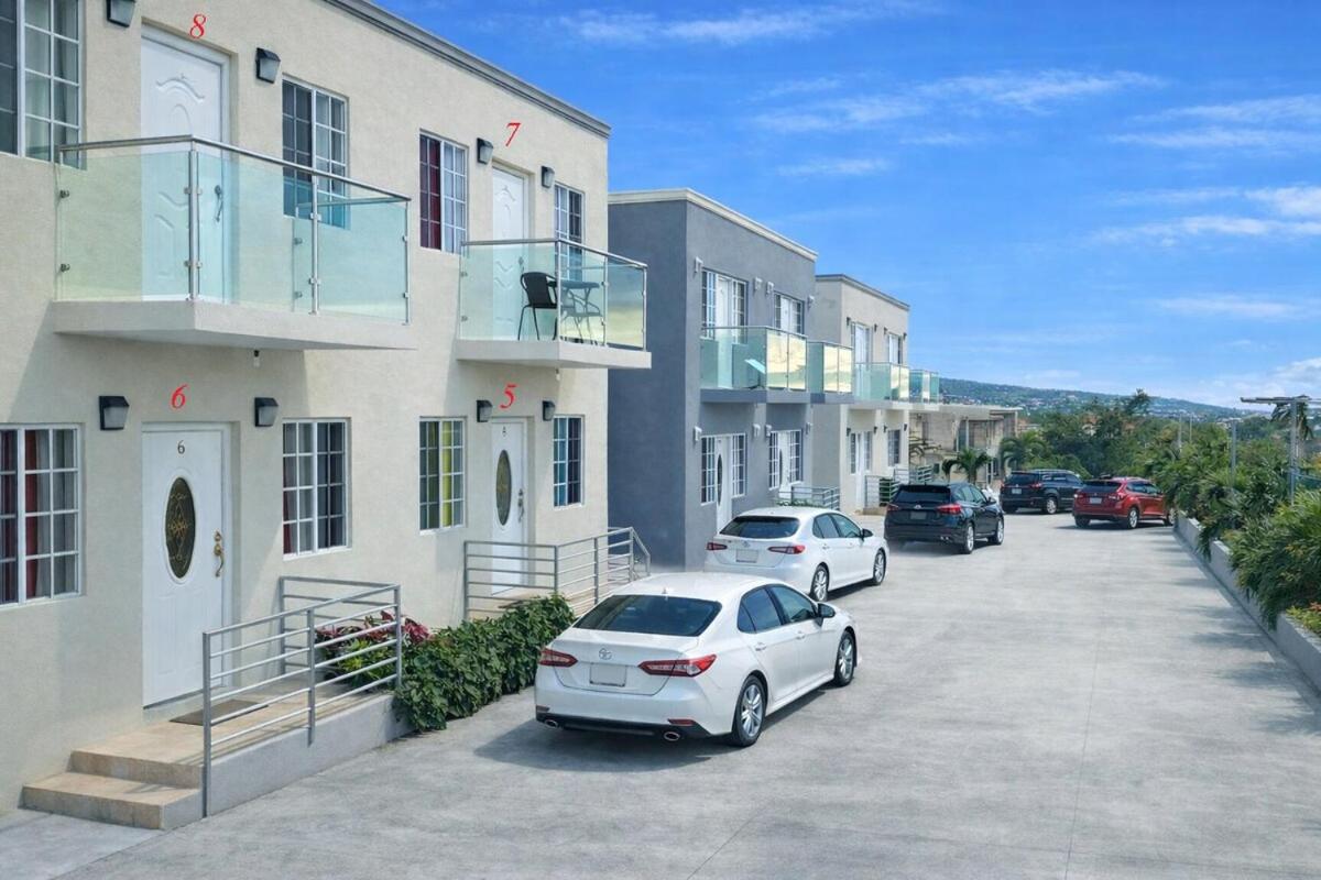 MIRANDO PLACE #7---BEACH CLUB ACCESS, ,POOL, HOTTUB, GYM,3 Lounges, APARTMENT #7, Airport 10 minutes - 4