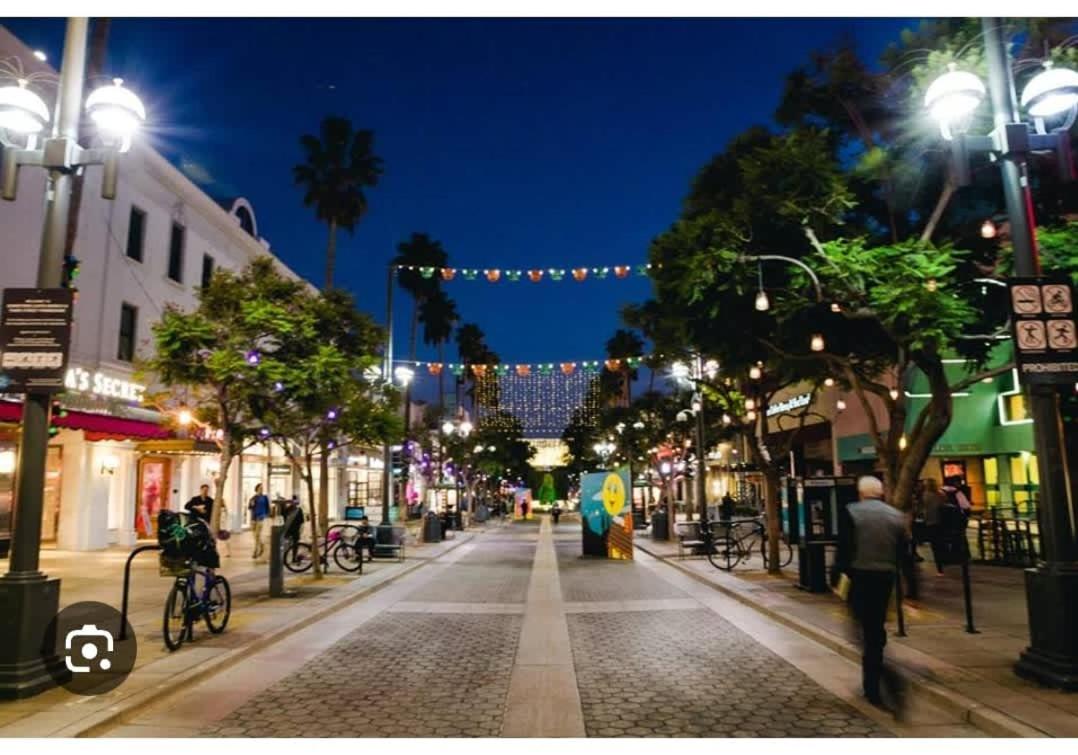 Bright Coastal Apartment Next to Santa Monica Pier