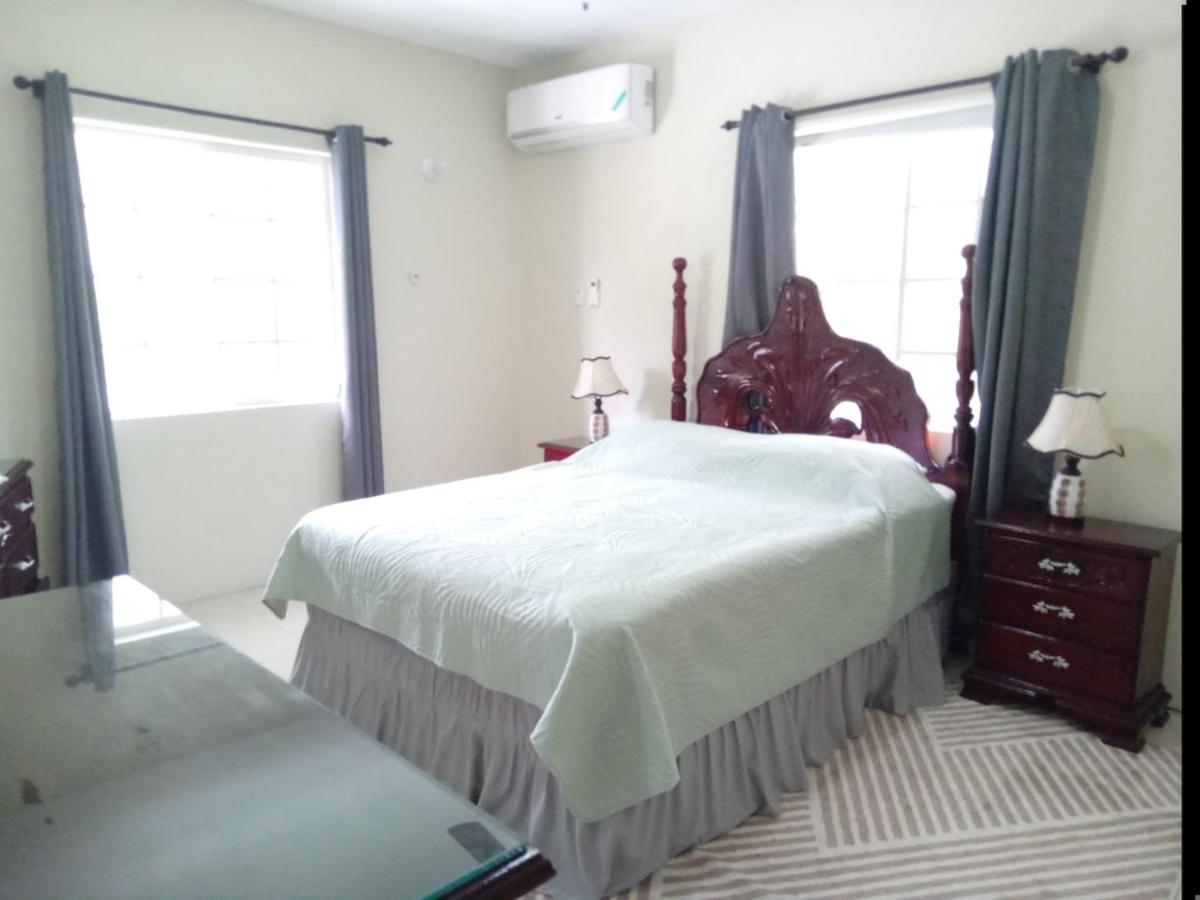 MIRANDO PLACE #8 ---BEACH CLUB ACCESS, ,POOL, HOTTUB, GYM,3 Lounges, APARTMENT #8 -Airport 10 mins - 2