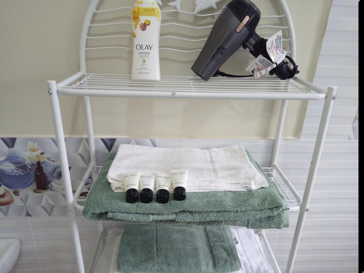 MIRANDO PLACE #8 ---BEACH CLUB ACCESS, ,POOL, HOTTUB, GYM,3 Lounges, APARTMENT #8 -Airport 10 mins - 3