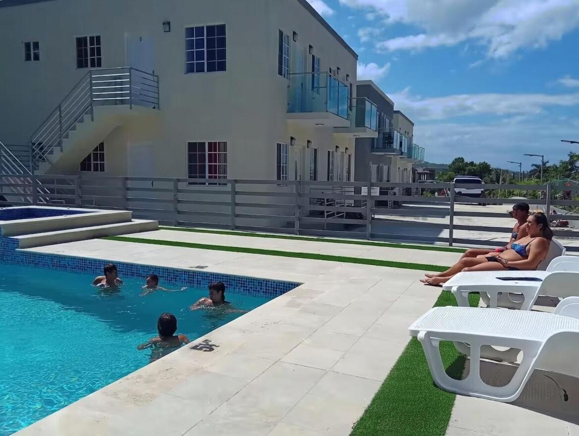 MIRANDO PLACE #8 ---BEACH CLUB ACCESS, ,POOL, HOTTUB, GYM,3 Lounges, APARTMENT #8 -Airport 10 mins - 4