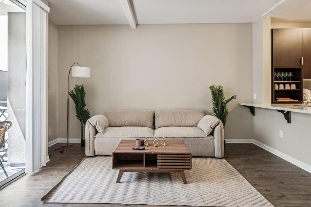 Chic Marina Oasis - 5 star Amenities - Central