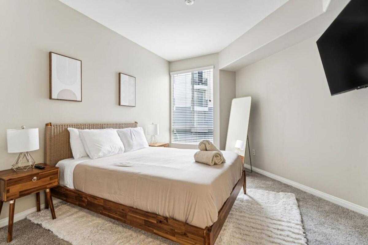 Chic Marina Oasis - 5 star Amenities - Central - 2