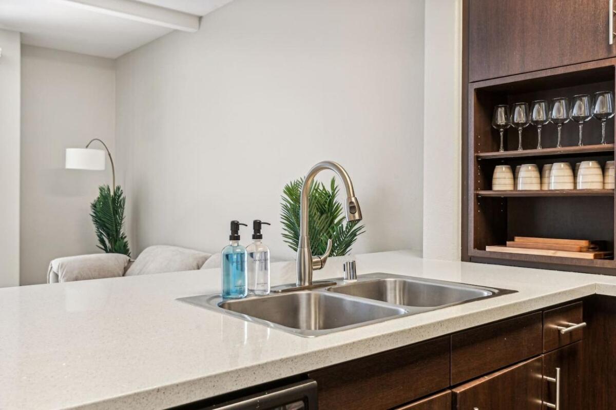 Chic Marina Oasis - 5 star Amenities - Central - 3
