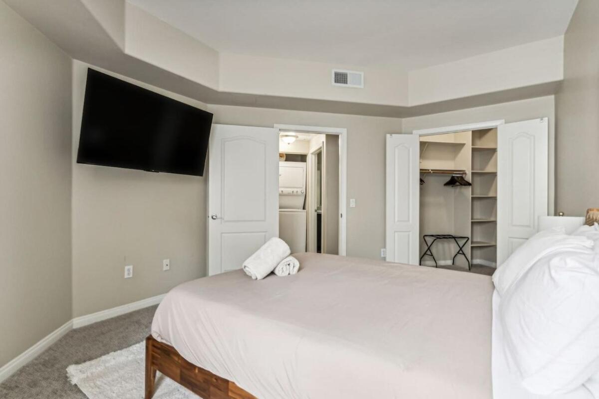 Chic Marina Oasis - 5 star Amenities - Central - 5