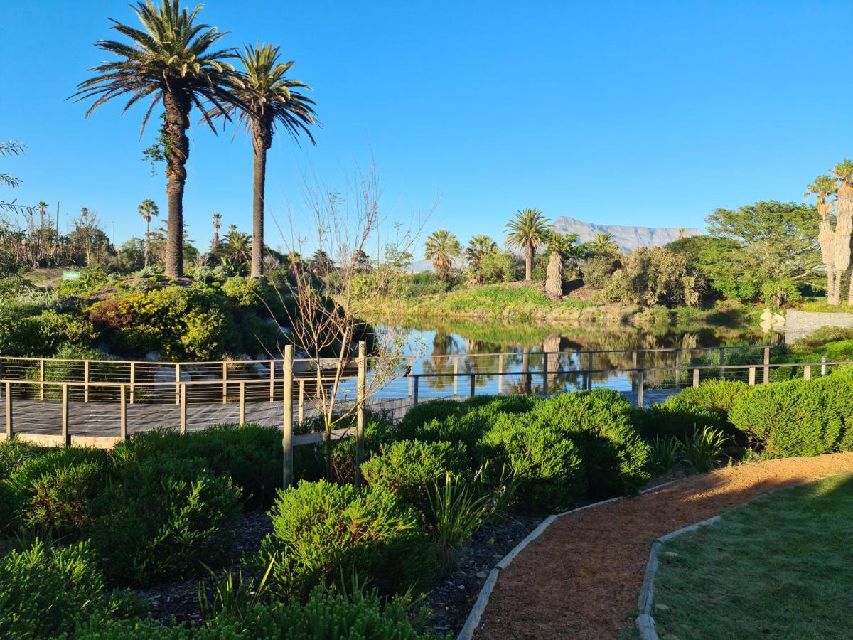 StayEasy Century City - 5