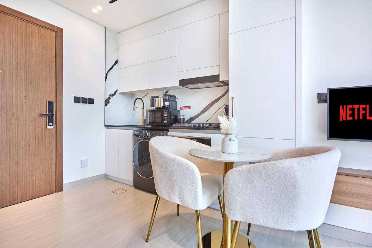 Modern Chic Studio Featuring Skyline Views - 5