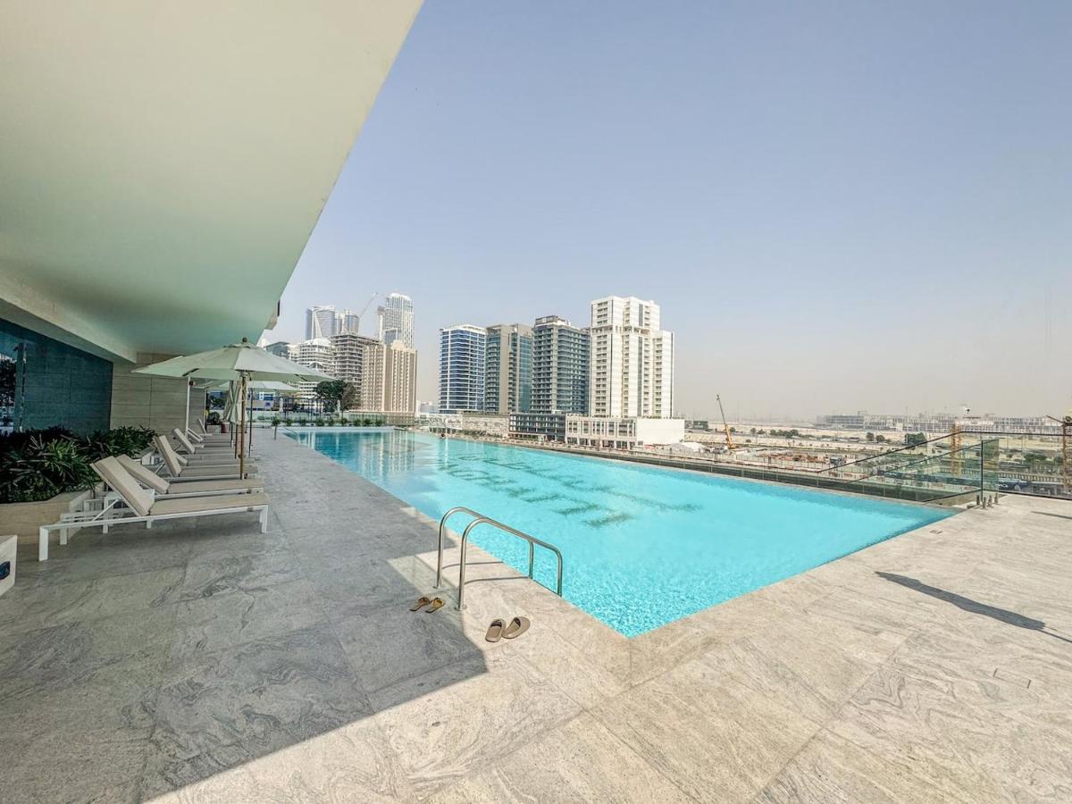 Modern Chic Studio Featuring Skyline Views - 4