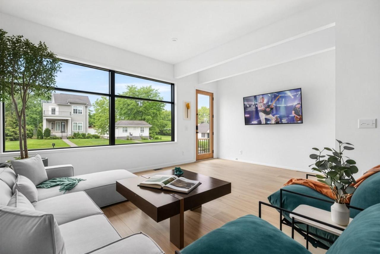 Canvas-Near Broadway & Tennessee State University