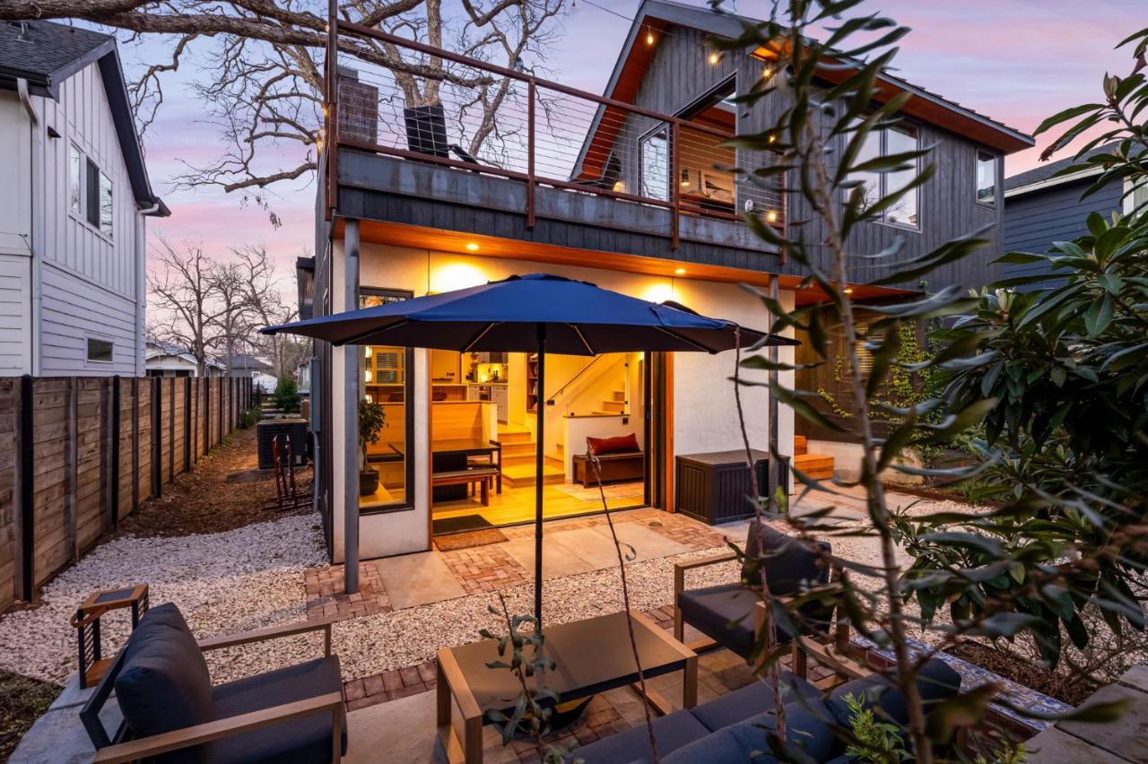 Skylight Social House with Fire Pit near Rainey St