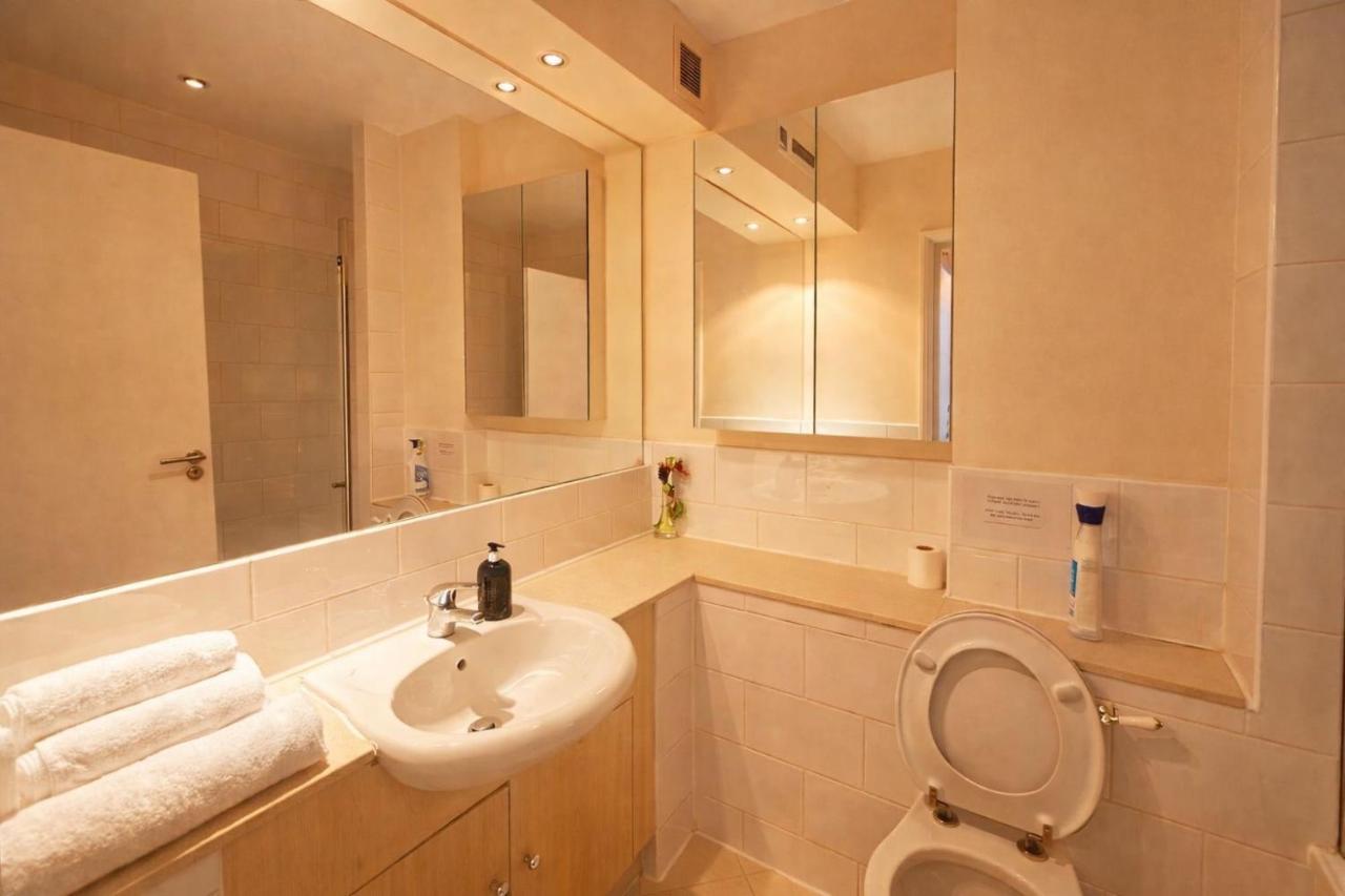 Collection - County Hall Residence 1B1B - 3