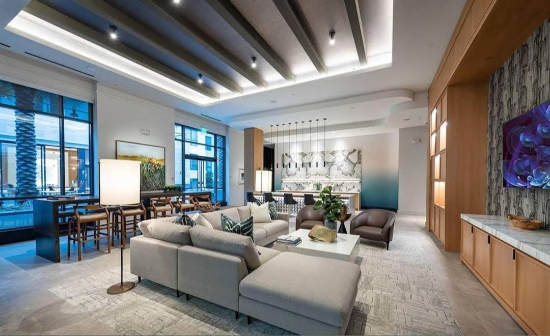 Glam 2BR Apt with Iconic View of Hollywood Sign - 4