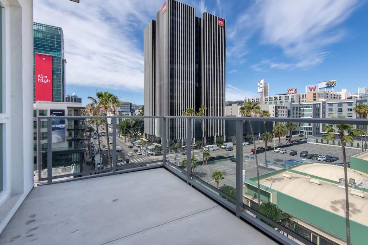 Glam 2BR Apt with Iconic View of Hollywood Sign - 3