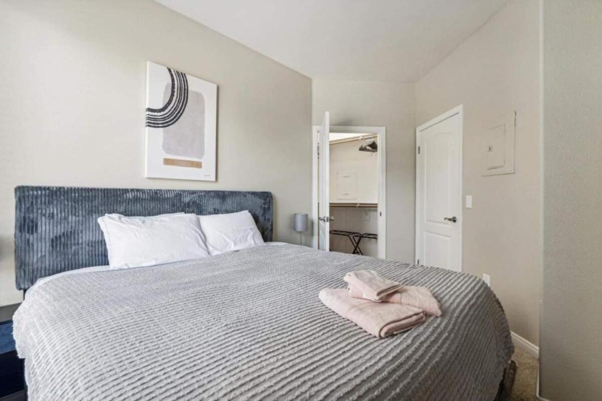 Cozy Marina Hideaway - Gym, Pool & Spa - Central - 2