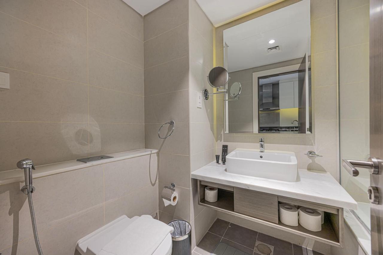 Brand New Modern Studio With Balcony Up To 4 Person In Business Bay Excellent Pool Available - 3