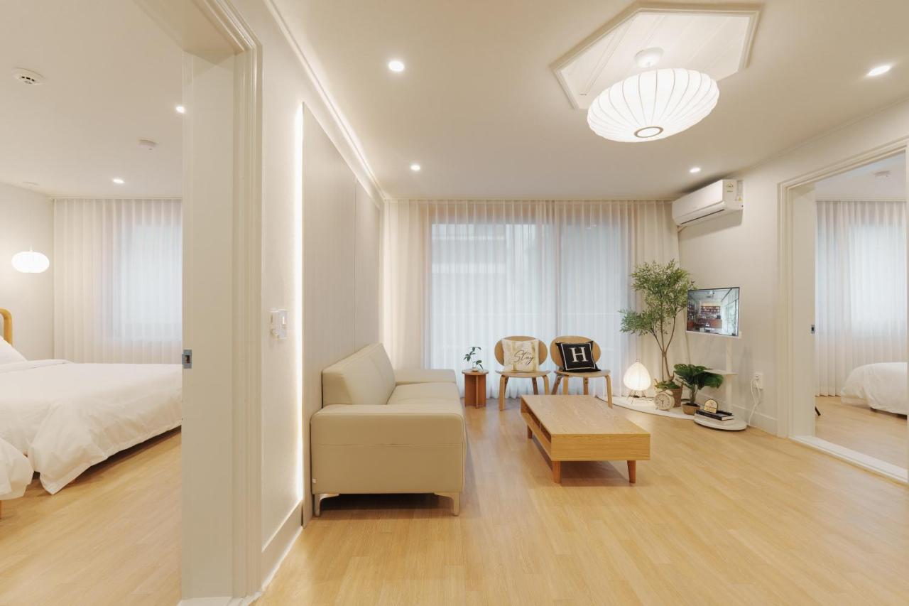 신규, 방 3개, 욕실 2개, 홍대입구역 도보 7분, 호텔 침구, 세탁건조기, 넓은 거실