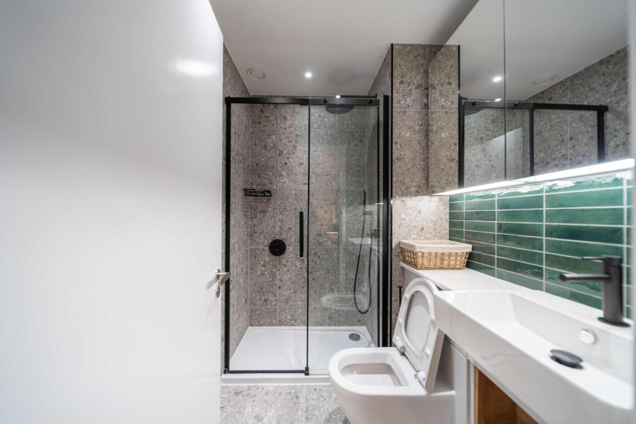 Stylish 2BR Apartment near London Bridge - 2