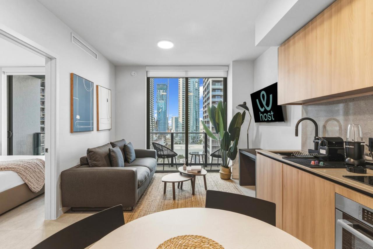 Central Downtown Condo Featuring Den & Skyline Views - 2