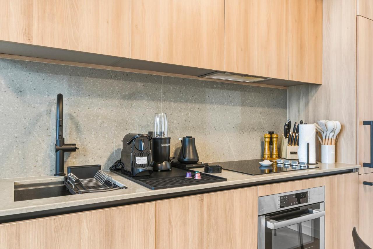 Central Downtown Condo Featuring Den & Skyline Views - 4