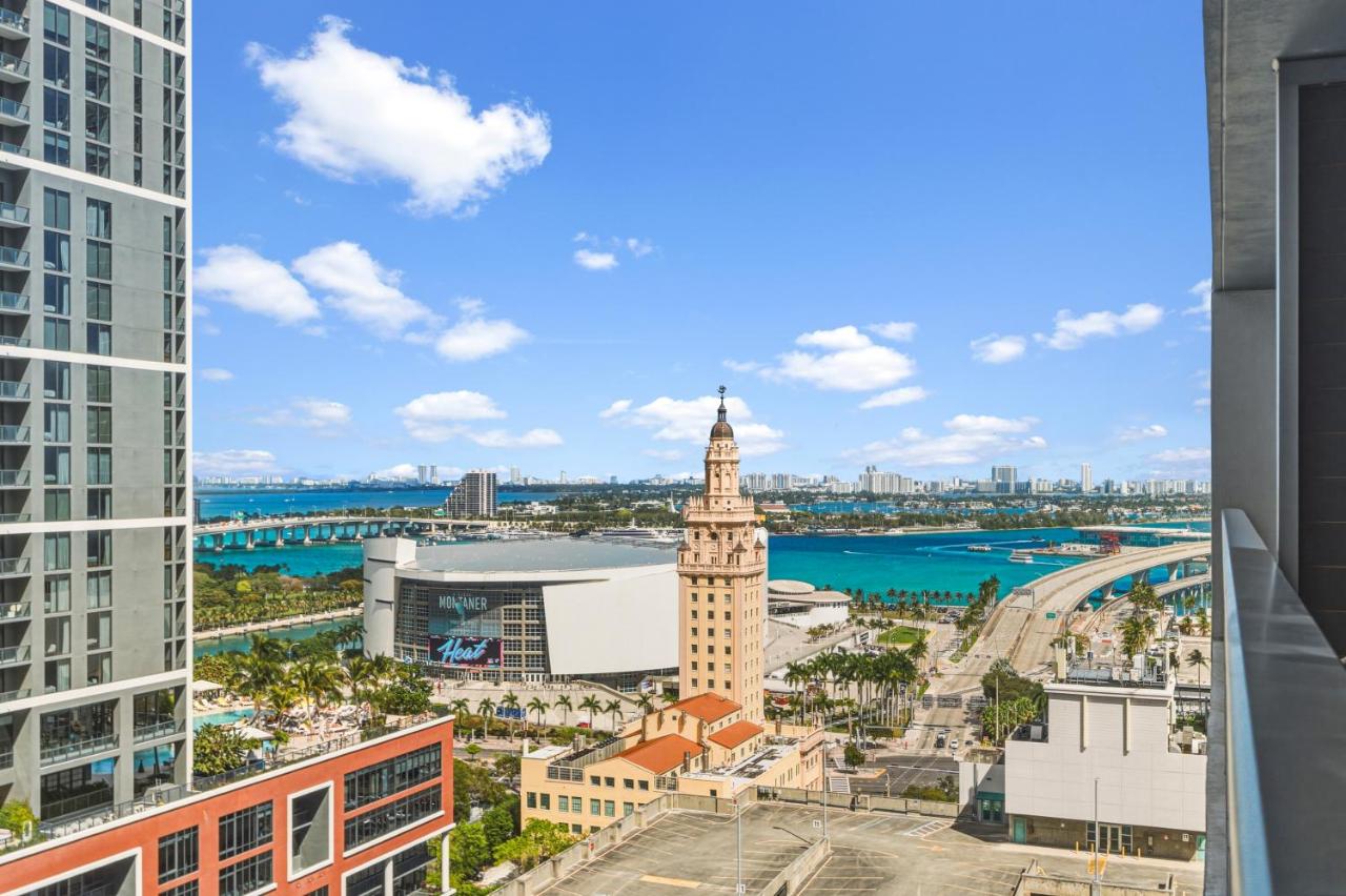 Central Downtown Condo Featuring Den & Skyline Views