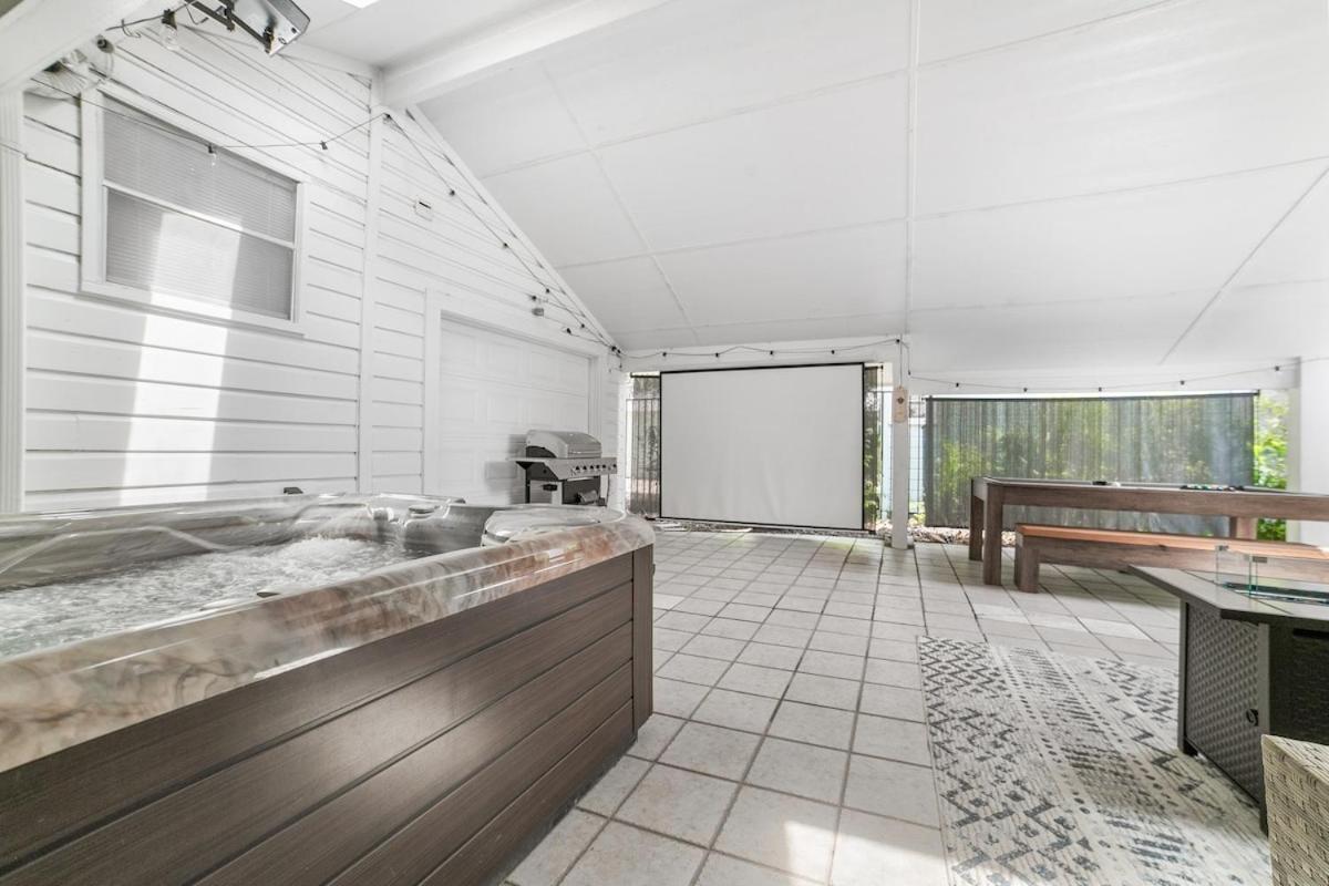 Casa Grande Central Spacious Retreat with Hot Tub - 3