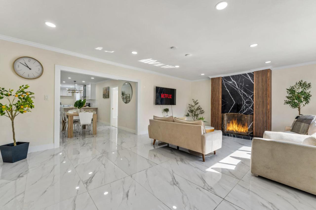 Walkable 5BR Home with Hot Tub & BBQ Grill - 5