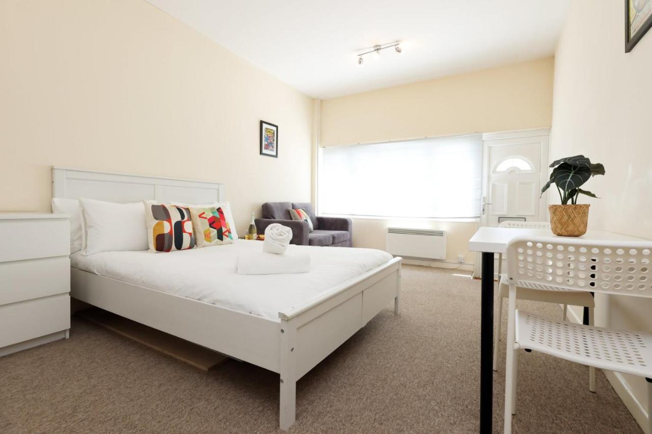 Cosy Hideaway in Bath with Free Parking - 3