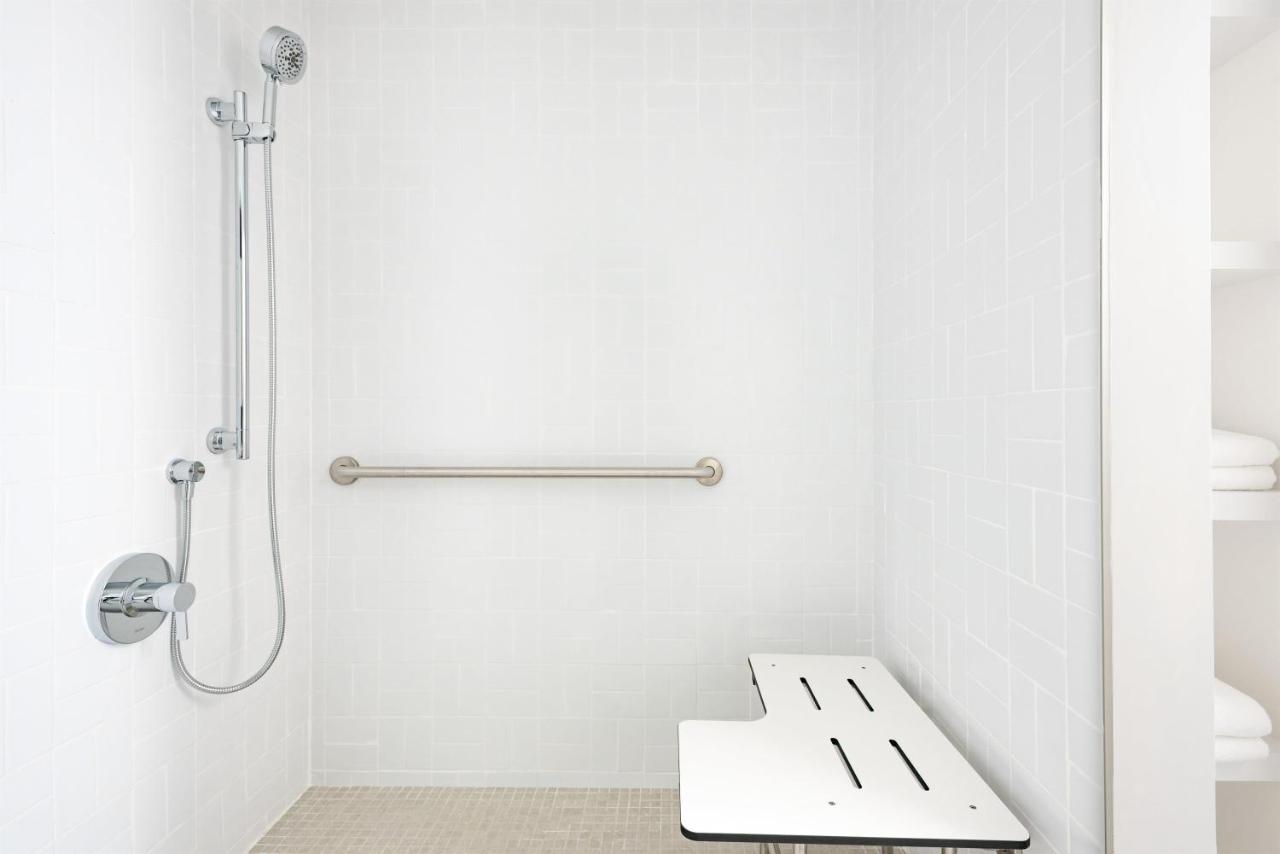 Hampton by Hilton Grand Cayman Seven Mile Beach - 3