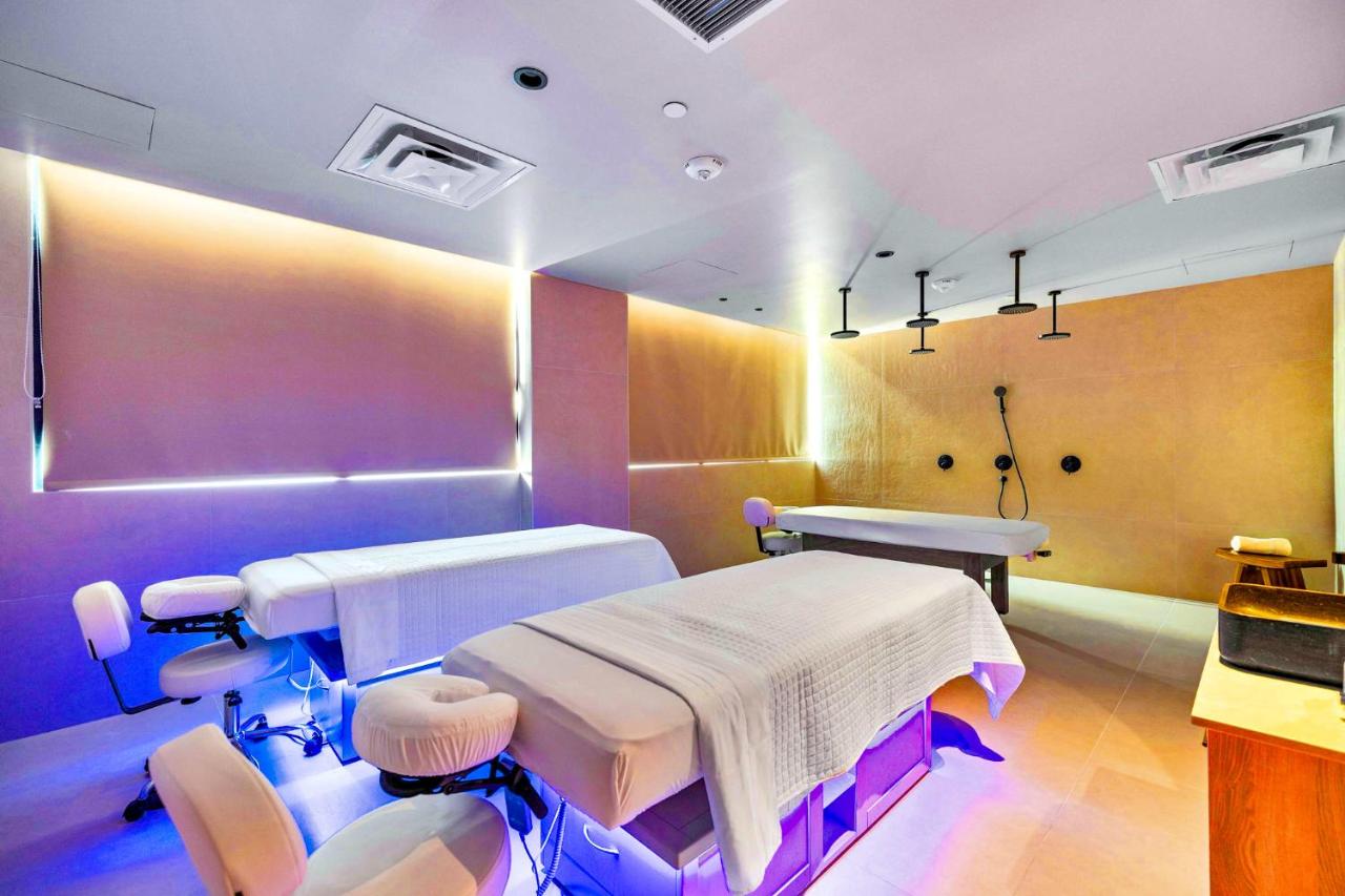 Modern Luxury Studio w City Views - Pool & Gym - 3