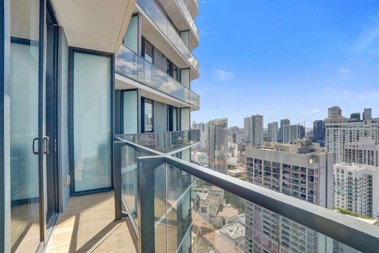 Miami 17th floor Studio w Kitchen City and Bay Views - 3